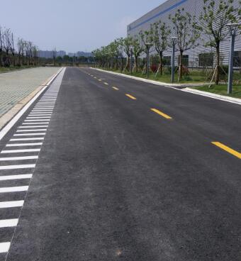 蘇州工廠地面劃線？專業(yè)團隊打造高效廠區(qū)交通體系